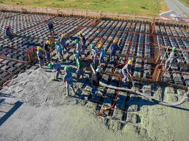 Concretagem de laje treliçada com bomba